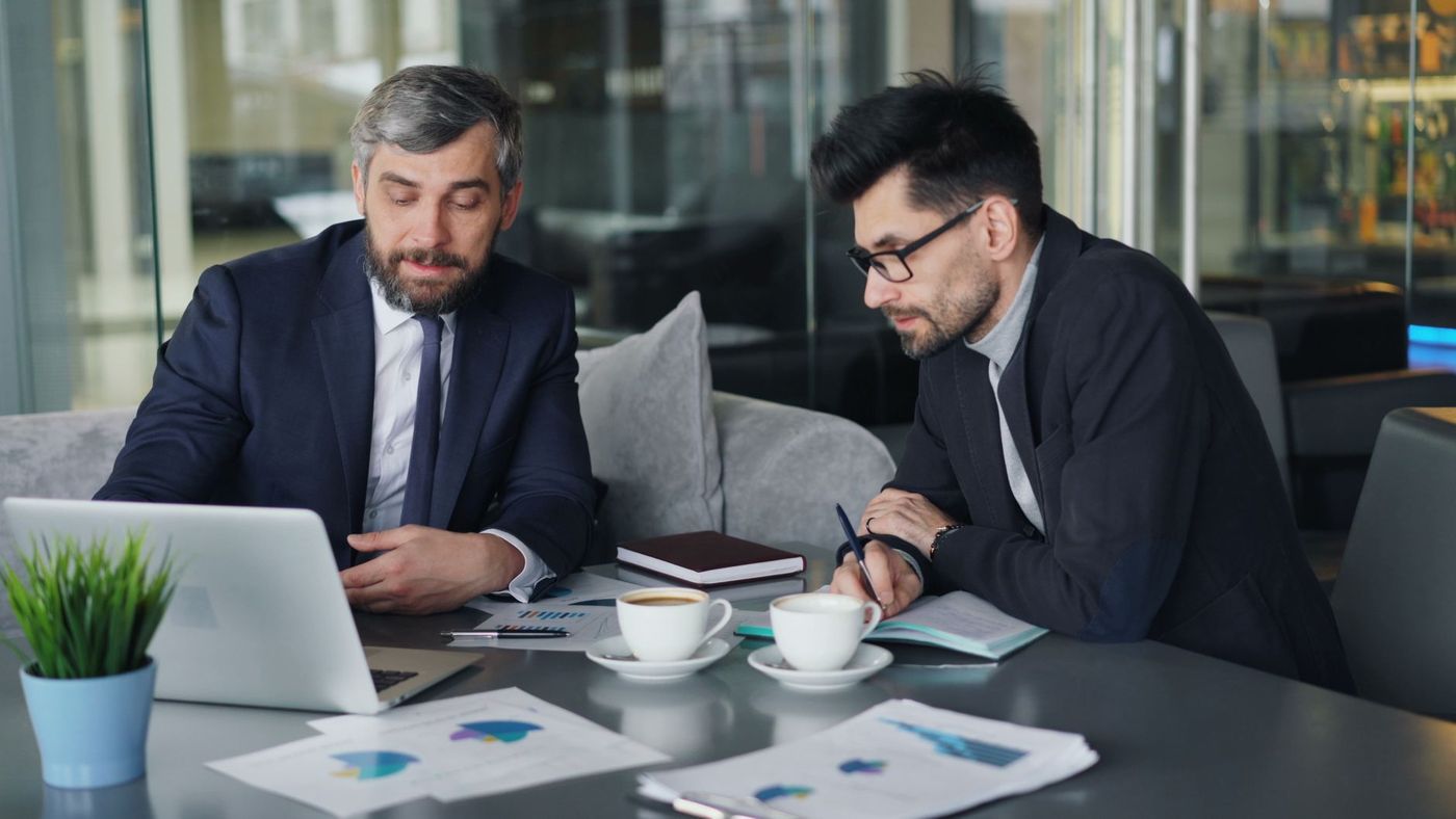 Dos profesionales revisando documentos laborales en una oficina